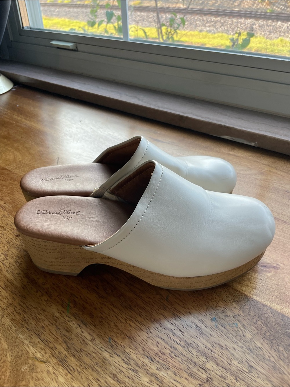Universal Thread White Leather Clog Mules with Wood-Effect Platform